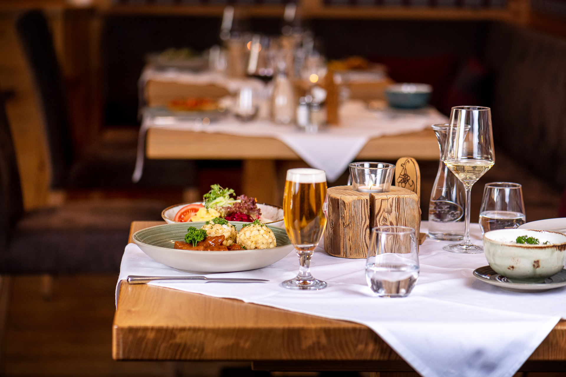 Glutenfreies Gulasch mit Serviettenknödeln im Restaurant Dorfalm in Leogang