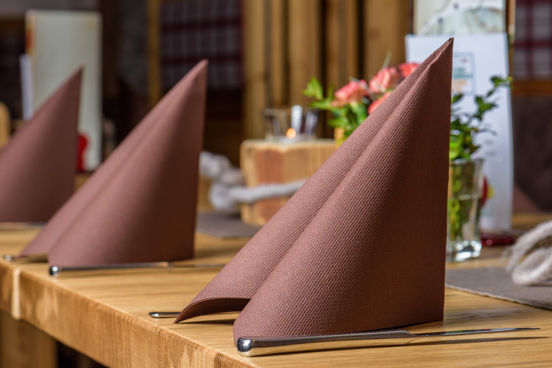 Festlich gedeckter Tisch mit Servietten