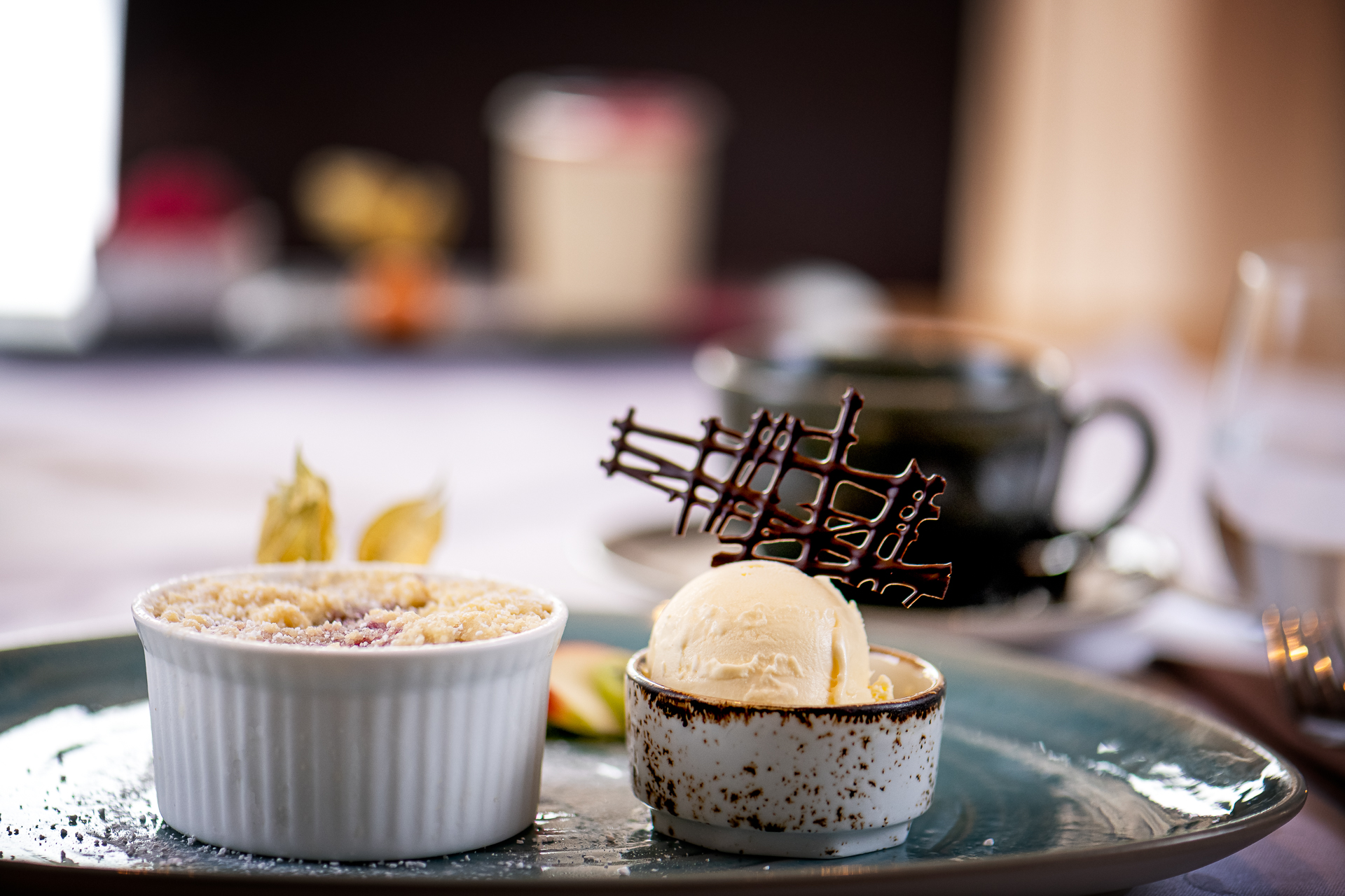 Dessertvariation mit Eis und Crumble