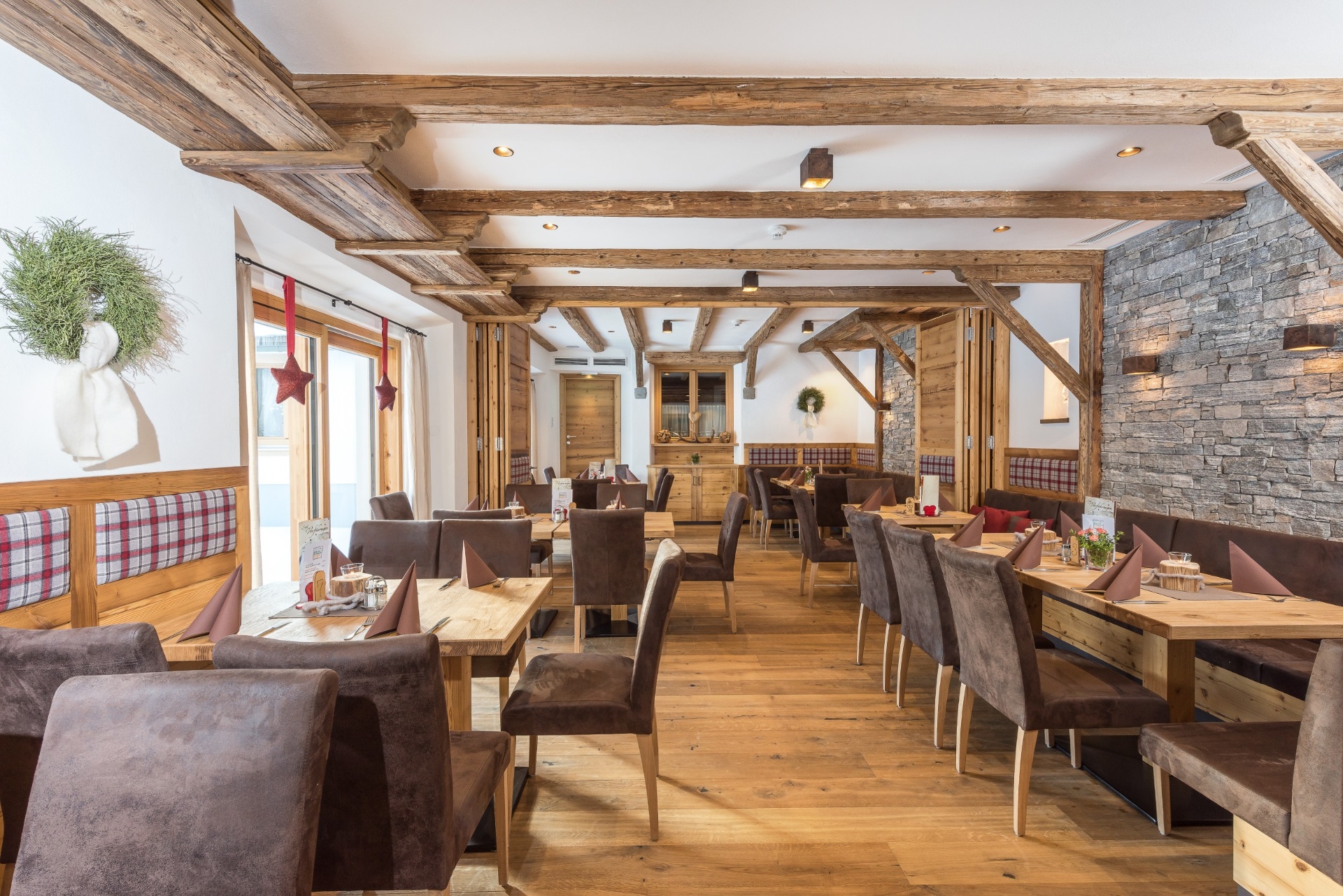 Restaurant Dorfalm – dining room with stone wall