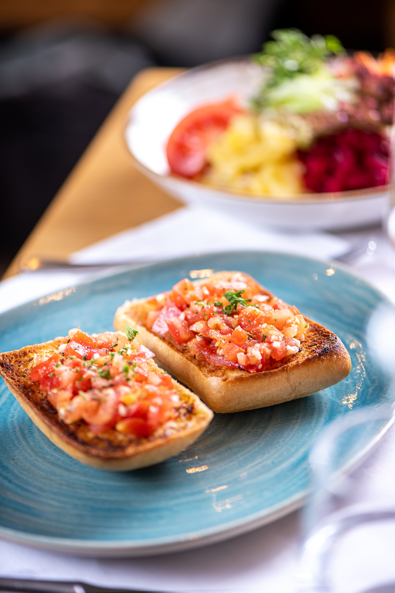 Glutenfreie Bruschetta mit frischen Tomaten als Vorspeise