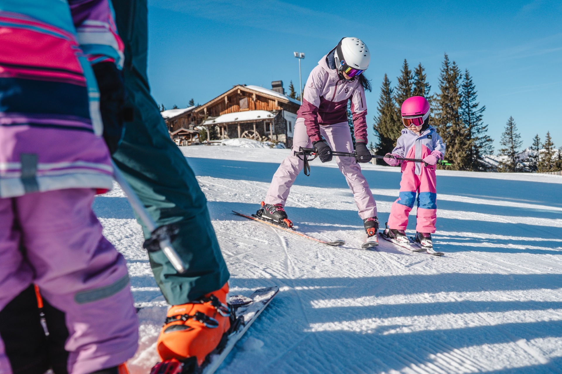 Kinder beim Skifahren in Leogang