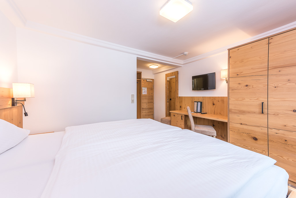 Zimmer mit Schreibtisch, Flat-TV und Kleiderschrank