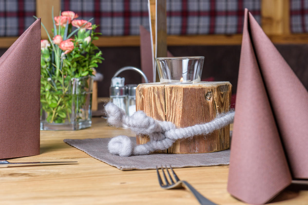 Set table with napkin and candle