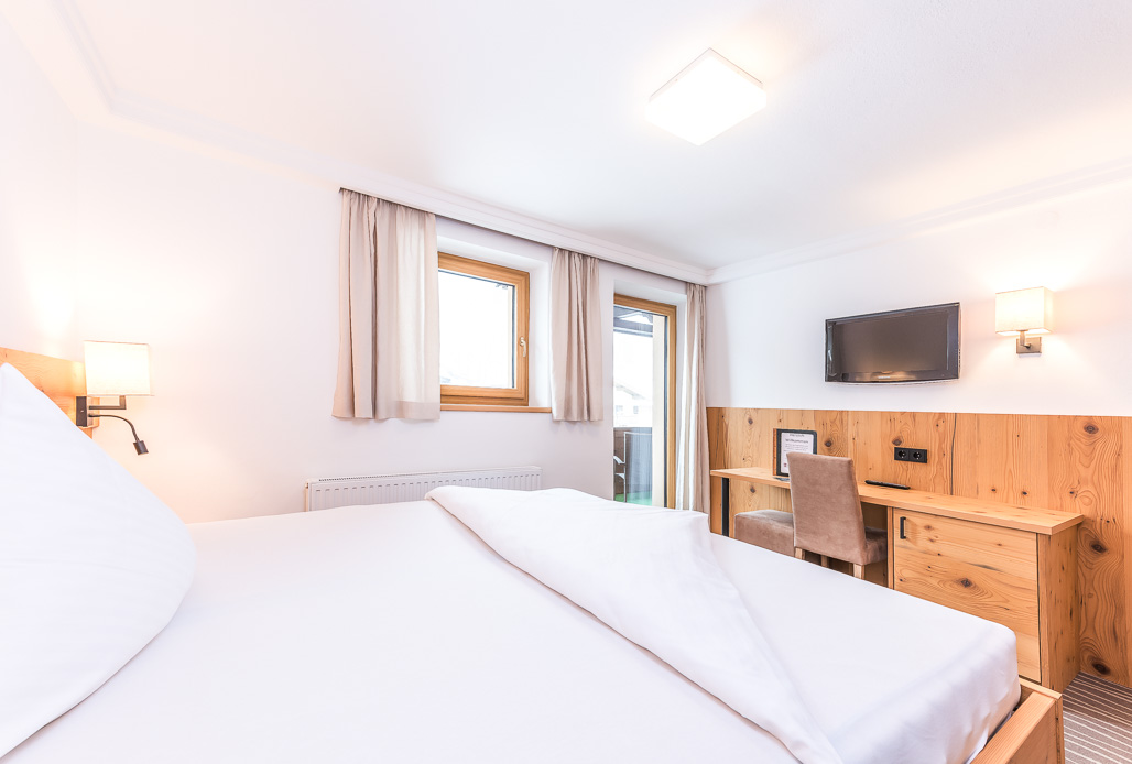 Familienzimmer im modern-alpinen Stil