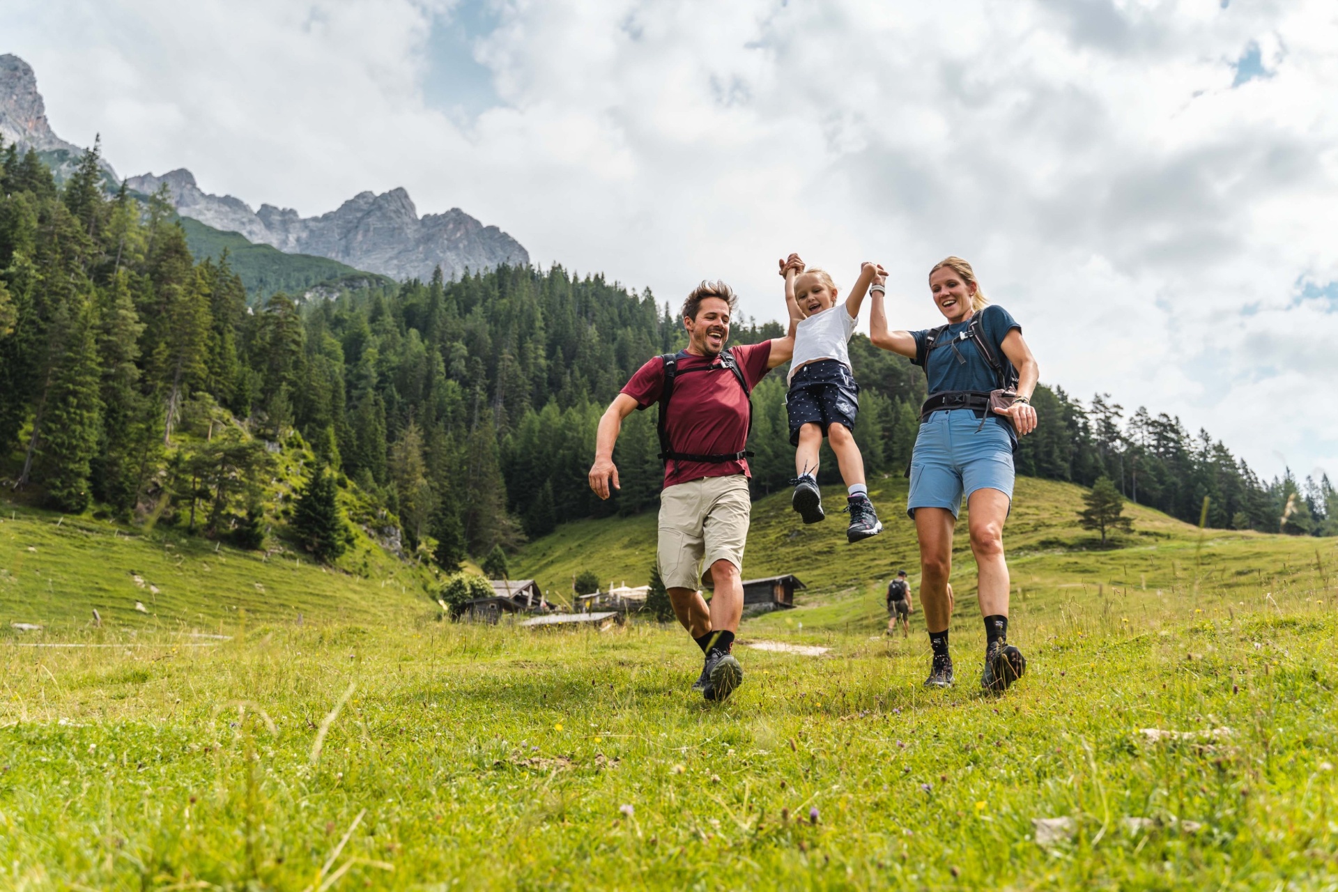 Familie beim Wandern in Leogang