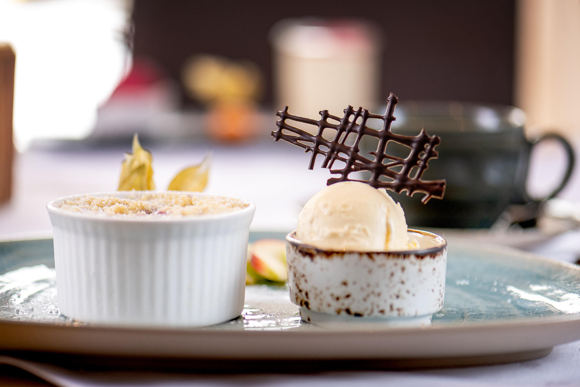 Dessert mit Eis und Streusel im Restaurant Dorfalm in Leogang