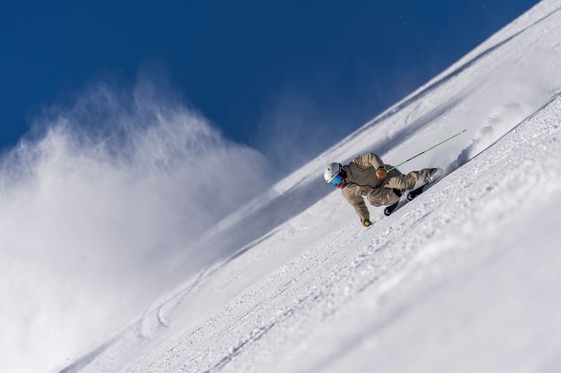 Skifahrer im Tiefschnee in Leogang