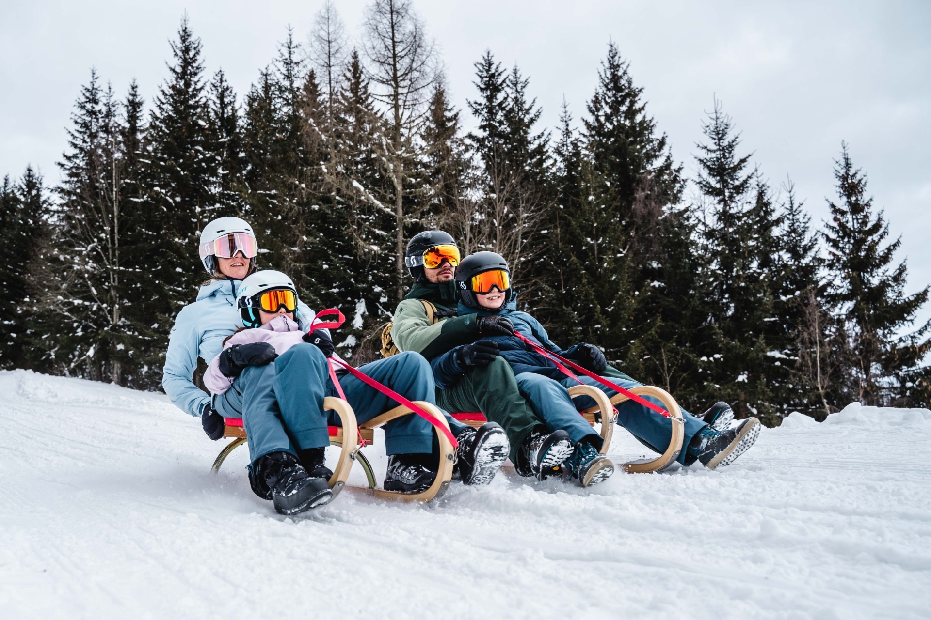 Familie beim Rodeln in Leogang