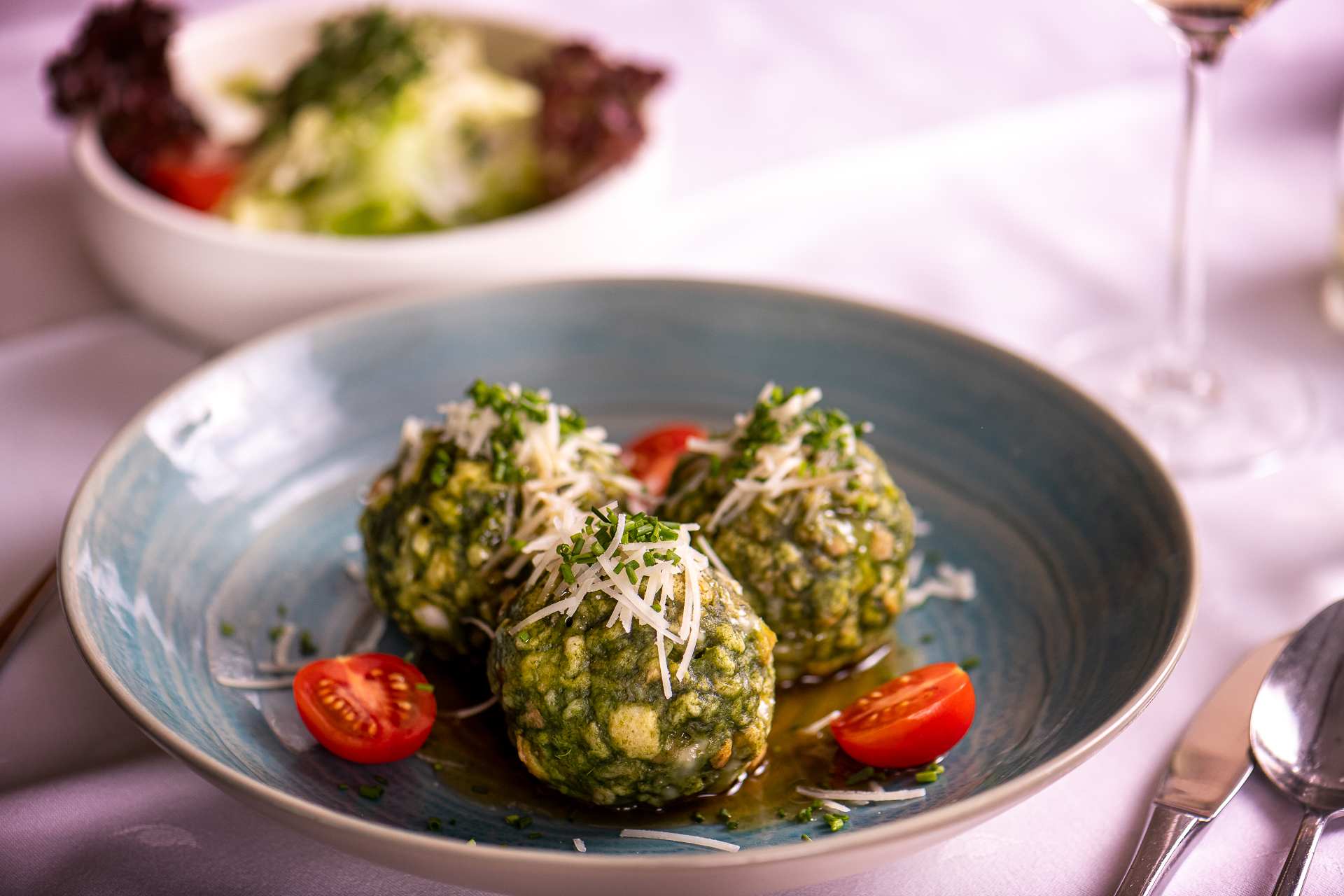 Glutenfreie Spinatknödel mit Parmesan und Schnittlauch im Restaurant Dorfalm