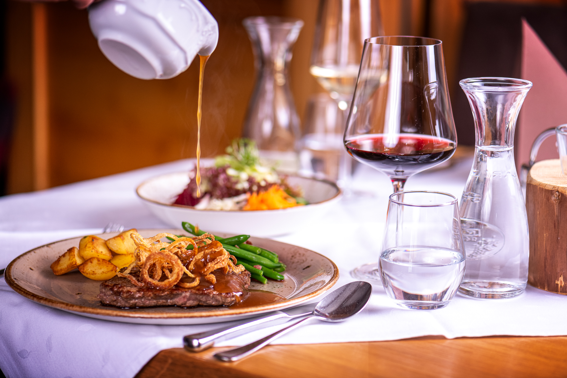 Steak mit Röstzwiebeln, Bohnen und Rotwein
