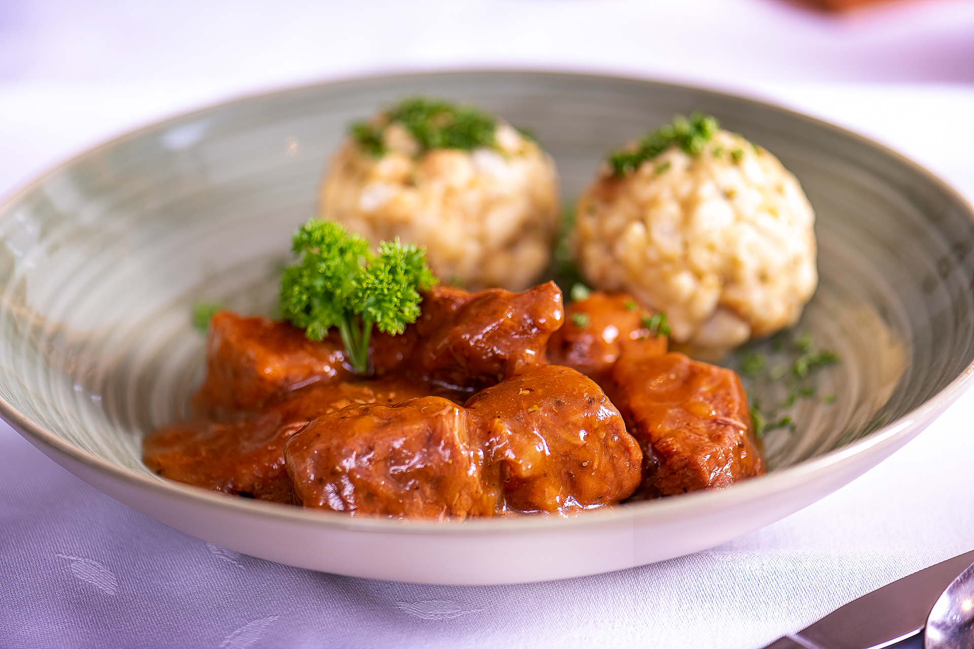 Gulasch mit Semmelknödel