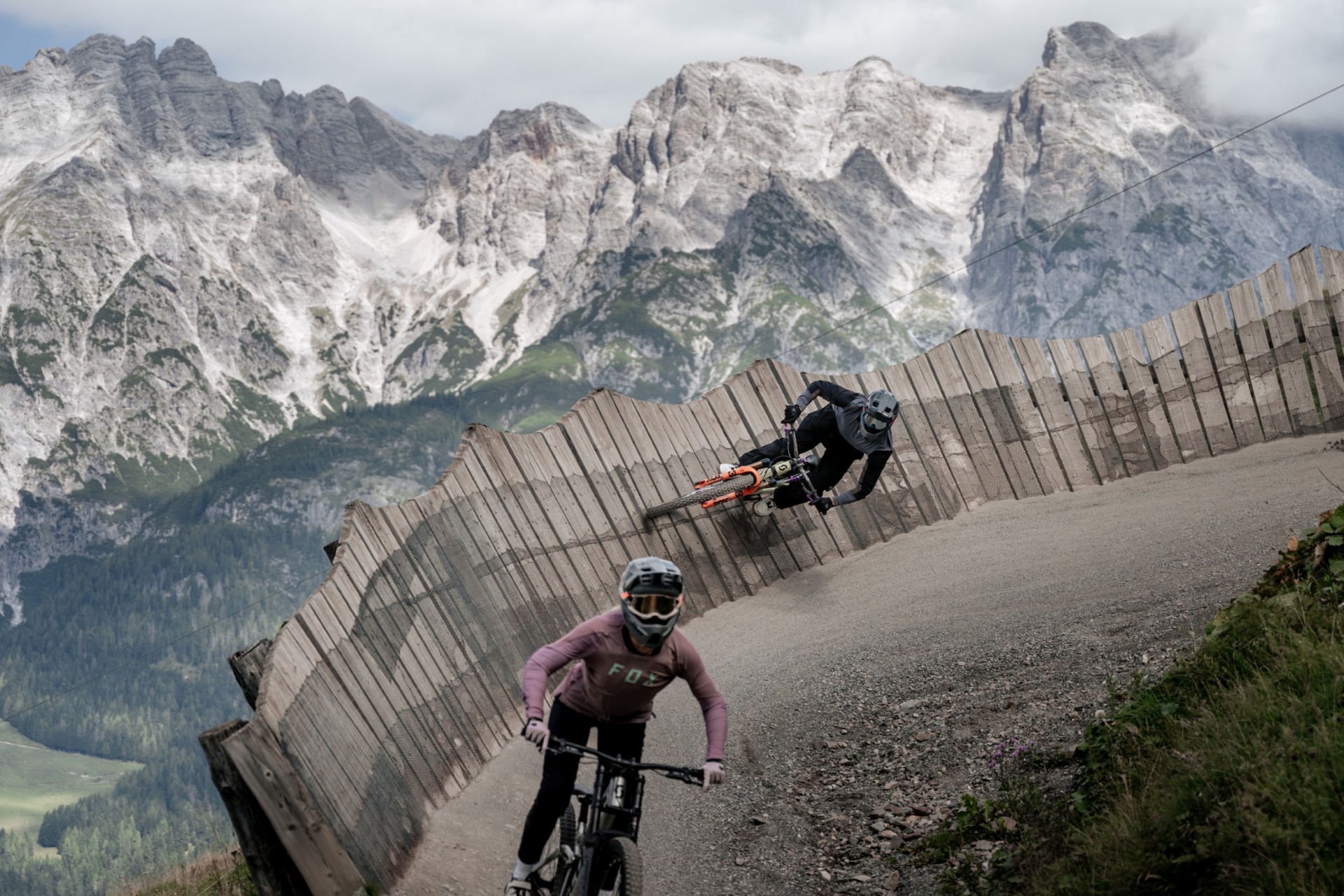 Mountainbiker im Bikepark Leogang vor den Leoganger Steinbergen