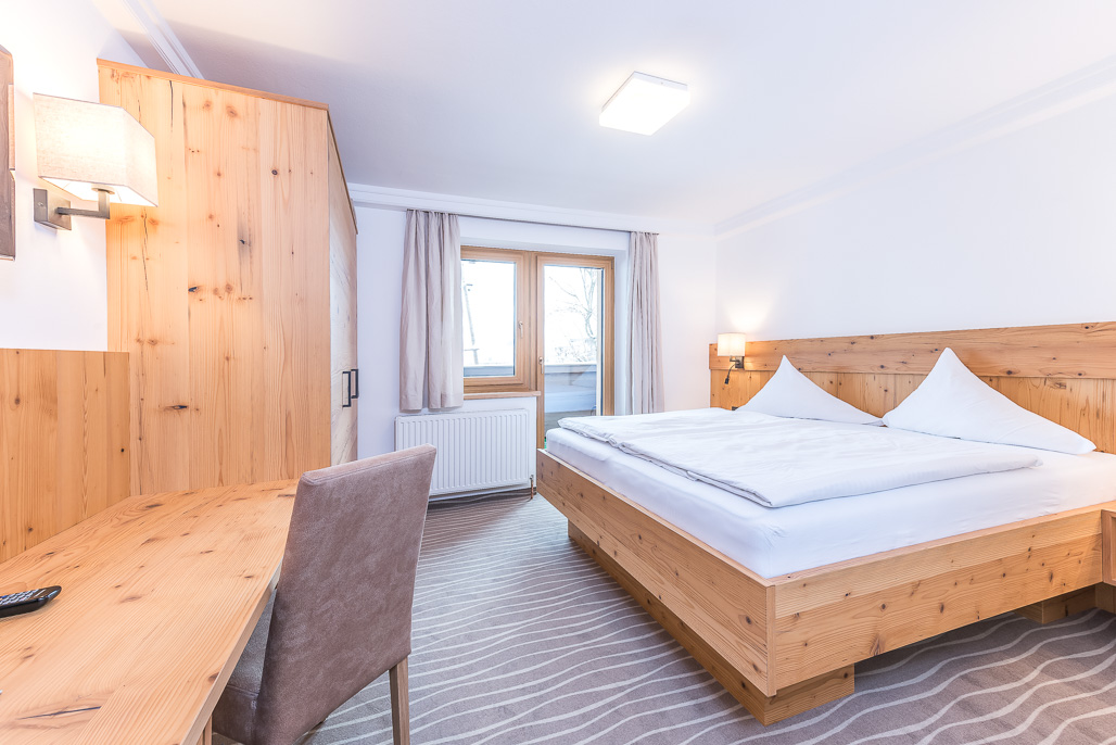 Helles Zimmer mit Balkonzugang und Schreibtisch