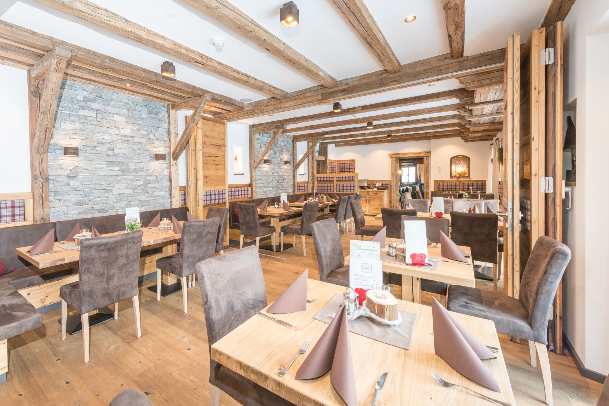 Restaurant mit Altholz und Naturstein