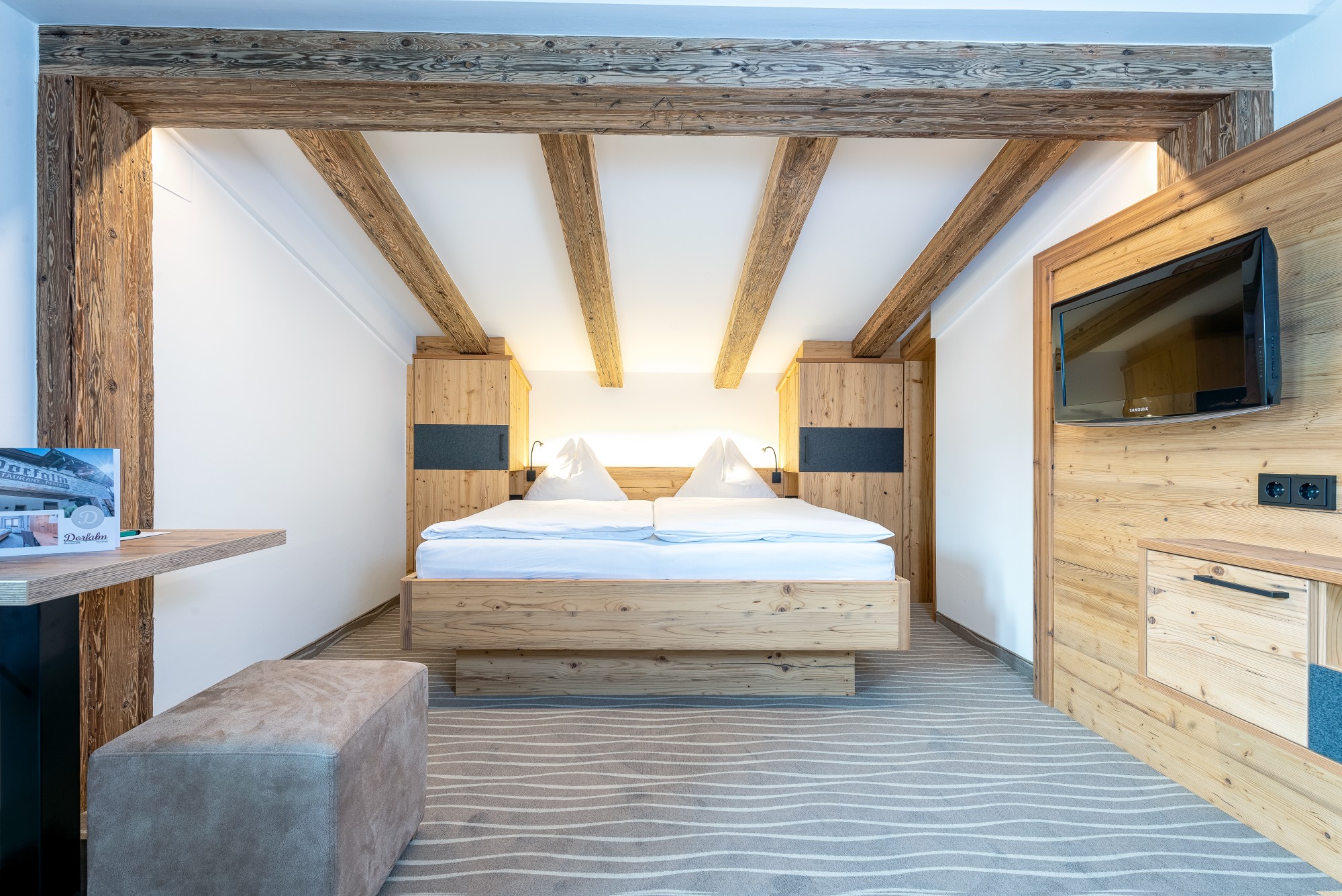 Zimmer mit Altholzbalken